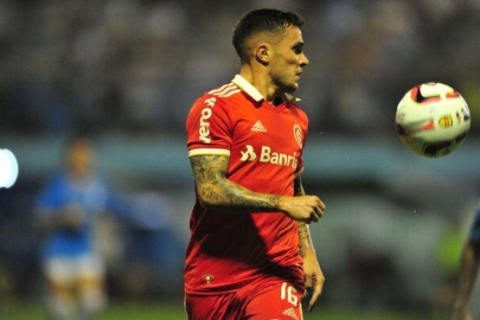 Bustos - Foi seguro na defesa e venceu a maioria dos duelos individuais. Deu opção no ataque, mas não foi muito eficiente no passe final - NOTA 6,0 - Foto: Ricardo Duarte/Internacional