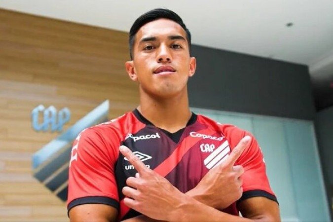 CUELLO - Teve velocidade e intensidade na direita, mas pecou nos cruzamentos. NOTA: 5,5.