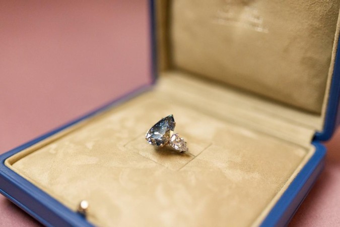 Diamante Bleu Royal é arrematado por quase US$ 44 milhões em Genebra