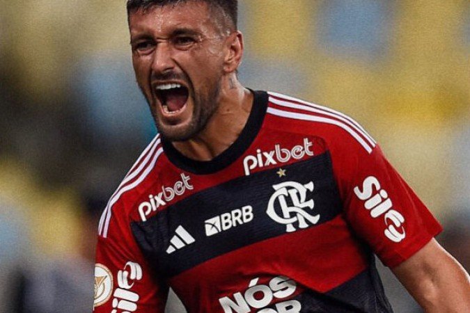 ARRASCAETA - Sempre cresce em grandes jogos. Fez várias jogadas perigosas, passes de qualidade, um gol de oportunismo e a jogada de craque que determinou o terceiro gol do Flamengo. Craque é craque.  NOTA 9,0 - Foto: Divulgação/Flamengo