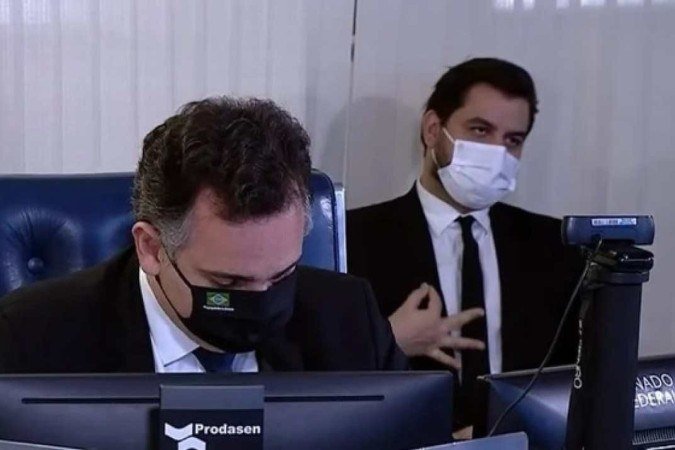 Filipe Martins faz o gesto supremacista em sessão no Senado. Disse que estava ajeitando a gravata, o que perícia desmentu - (crédito: Reprodução/TV Senado) Filipe Martins faz o gesto supremacista em sessão no Senado. Disse que estava ajeitando a gravata, o que perícia desmentu - (crédito: Reprodução/TV Senado)