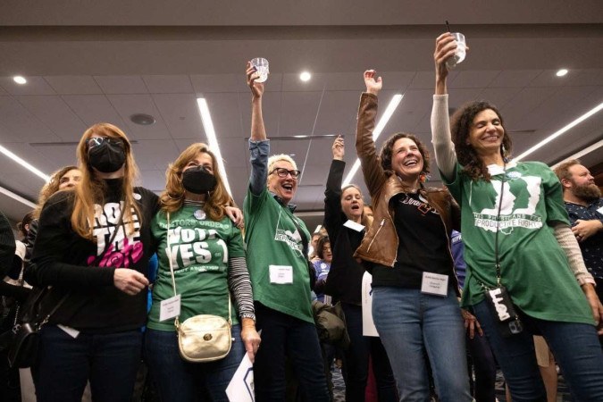 Mulheres comemoram a vitória no referendo para consagrar o direito ao aborto na Constituição de Ohio -  (crédito: MEGAN JELINGER / AFP)