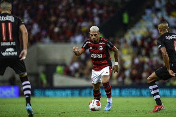 MATHEUZINHO - Travou uma boa disputa com Piquerez. Na defesa, levou a melhor. No ataque, foi menos ativo, mas sem comprometer e foi quem iniciou a jogada do terceiro gol. NOTA 7,0 - Foto: Marcelo Cortes / Flamengo