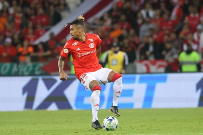 Dalbert - Não foi bem no apoio, mas não comprometeu em nenhum momento. Abaixo, saiu no segundo tempo, foi vaiado pela torcida e ficou irritado - NOTA 5,5 - Foto: Ricardo Duarte/Internacional