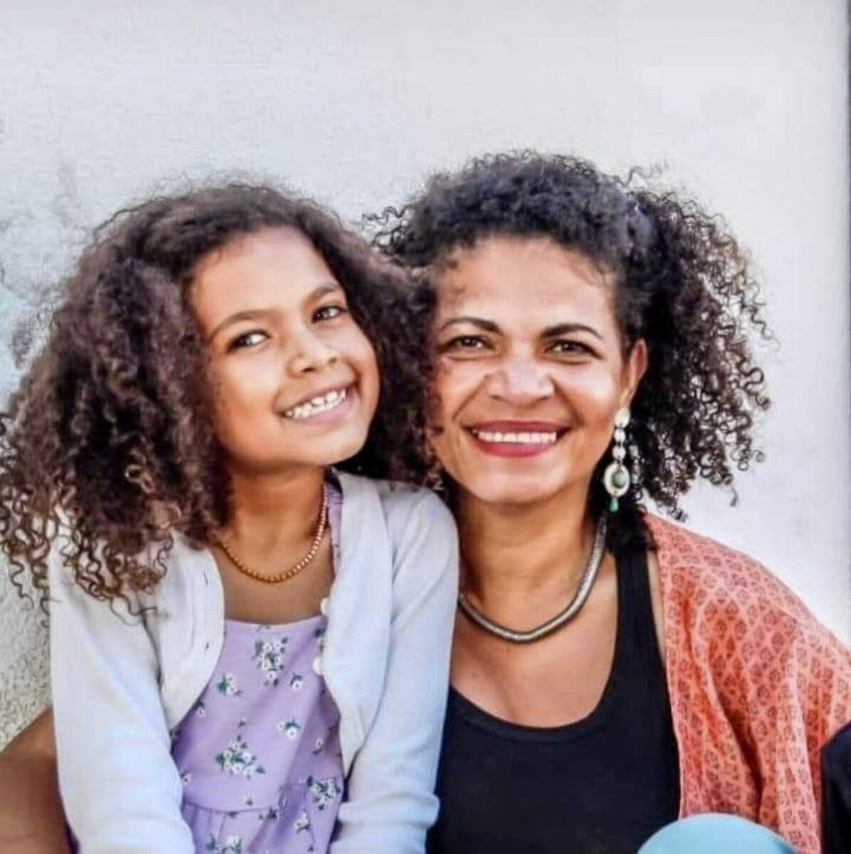  Adélia Pauferro e a filha, Vitória, que vivem em Portugal.