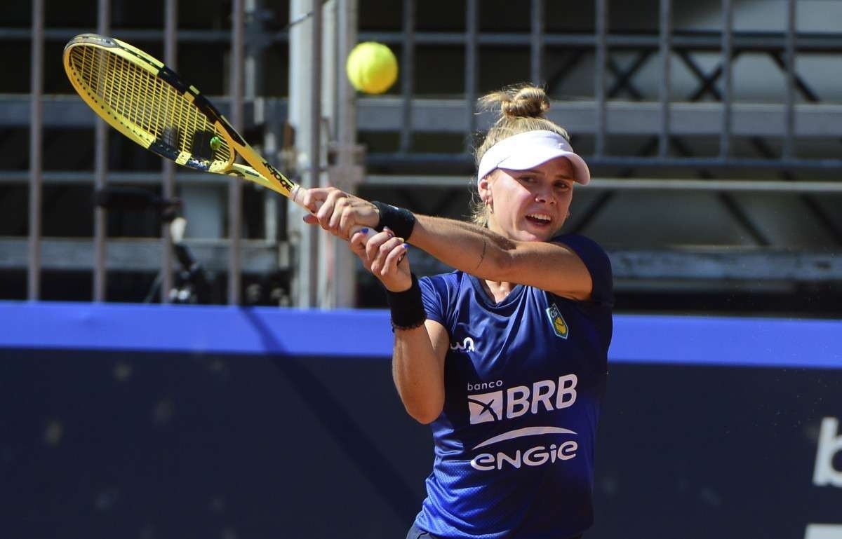 Laura Pigossi sofre, mas bate Vandewnkel e é campeã do ITF W50 de Pretória