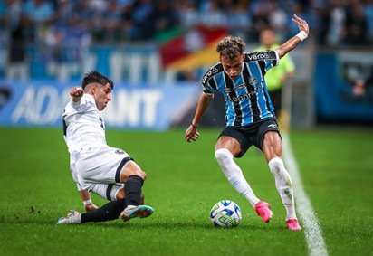 O Botafogo recebe o Grêmio às 20h desta quinta-feira, dia 9 de novembro, pela 33ª rodada do Campeonato Brasileiro. - Foto: Lucas Uebel/Grêmio -  (crédito: Lucas Uebel/Grêmio) -O Botafogo recebe o Grêmio às 20h desta quinta-feira, dia 9 de novembro, pela 33ª rodada do Campeonato Brasileiro. - Foto: Lucas Uebel/Grêmio -  (crédito: Lucas Uebel/Grêmio)