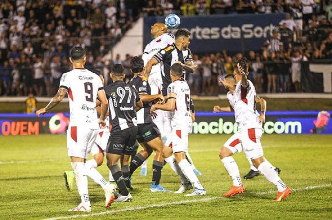 A três rodadas do fim, dez clubes têm chances de acesso. Na parte inferior da tabela, o ABC já está rebaixado e o Londrina tem possibilidades ínfimas de permanecer na Série B. - Foto: Rennê Carvalho/ABC FC