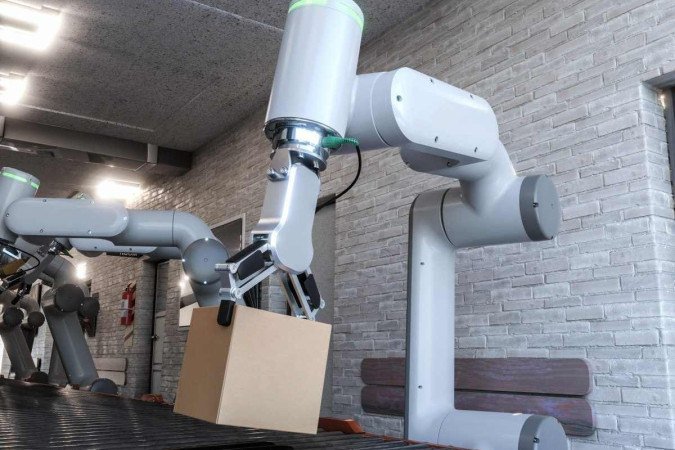 O robô industrial, que levantava caixas cheias de pimentas e as colocava em uma caixa-pallet, teria apresentado defeito, identificando o homem como uma caixa - (crédito: Reprodução/Freepik) O robô industrial, que levantava caixas cheias de pimentas e as colocava em uma caixa-pallet, teria apresentado defeito, identificando o homem como uma caixa - (crédito: Reprodução/Freepik)