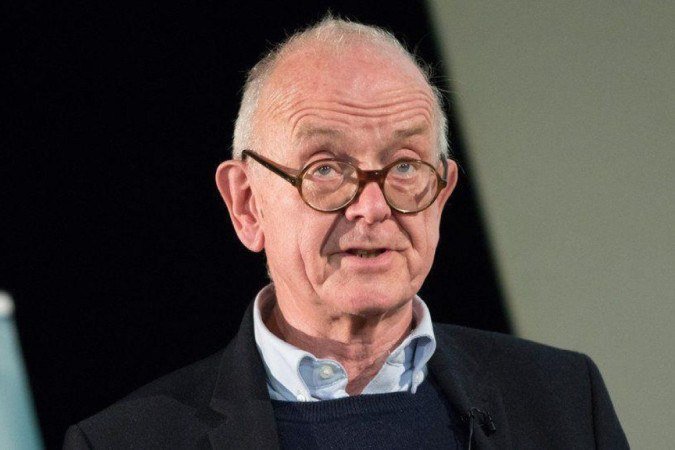Henry Marsh é um neurocirurgião renomado no Reino Unido, pioneiro em operações com anestesia local, em que o paciente fica consciente durante a cirurgia - (crédito: HUMANISTS UK) Henry Marsh é um neurocirurgião renomado no Reino Unido, pioneiro em operações com anestesia local, em que o paciente fica consciente durante a cirurgia - (crédito: HUMANISTS UK)