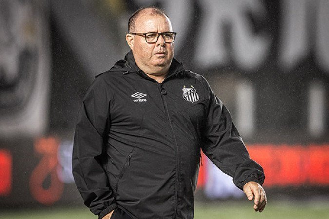 TÉC: MARCELO FERNANDES - Apesar da partida ruim tecnicamente da equipe, conseguiu fazer alterações pontuais no segundo tempo que mudaram o ruma da partida. Julio Fuchs, iluminado, garantiu a vitória em sua primeira participação após sair do banco de reservas como aposta do treinador. NOTA 6,0 - Foto: Raul Baretta/ Santos FC