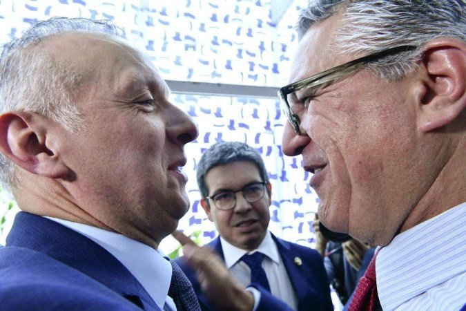 Aguinaldo e Padilha se cumprimentam, no Senado, no dia seguinte à aprovação da reforma. Ministro aproveitou para alfinetar Bolsonaro - (crédito: Geraldo Magela/Agência Senado) Aguinaldo e Padilha se cumprimentam, no Senado, no dia seguinte à aprovação da reforma. Ministro aproveitou para alfinetar Bolsonaro - (crédito: Geraldo Magela/Agência Senado)