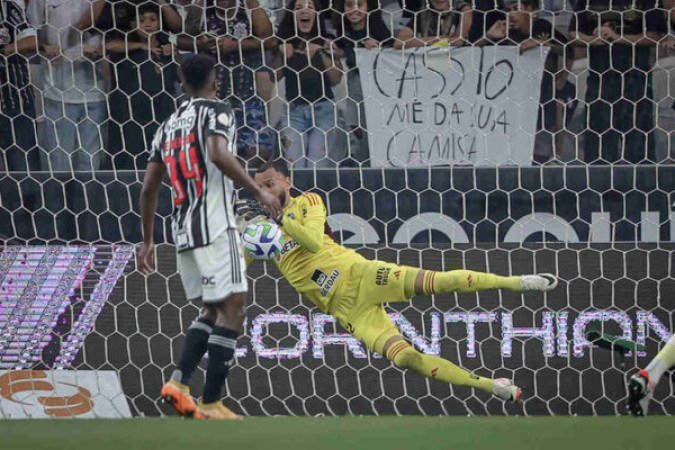 EVERSON - Três excelentes defesas em finalizações de Gil, Yuri Alberto e Renato Augusto nos primeiros minutos deram o tom do que seria a sua atuação. NOTA 6,0 -  Foto: Pedro Souza/Atlético