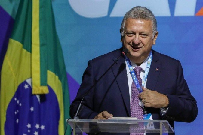 O novo presidente da Caixa, Carlos Vieira, durante cerimÃŽnia de posse, no Teatro Caixa Cultural, em BrasÃlia - (crédito: José Cruz/Agência Brasil) O novo presidente da Caixa, Carlos Vieira, durante cerimÃŽnia de posse, no Teatro Caixa Cultural, em BrasÃlia - (crédito: José Cruz/Agência Brasil)