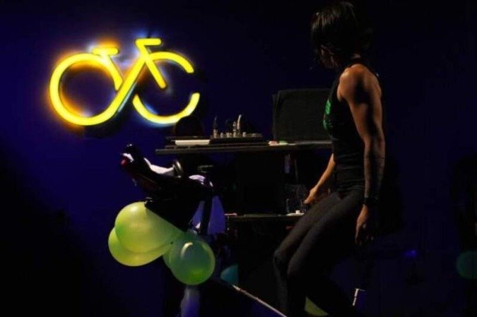 Aulas de bike indoor mesclam momentos com iluminações e músicas diferentes