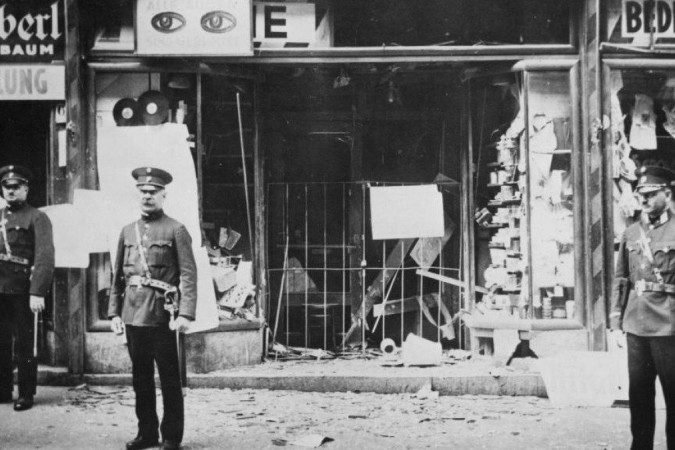 Policiais do lado de fora de uma loja pertencente a comerciante judeu que foi destruída no 'Kristallnacht' em Viena - (crédito: US Information Agency Agency/PhotoQuest/Getty Images) Policiais do lado de fora de uma loja pertencente a comerciante judeu que foi destruída no 'Kristallnacht' em Viena - (crédito: US Information Agency Agency/PhotoQuest/Getty Images)