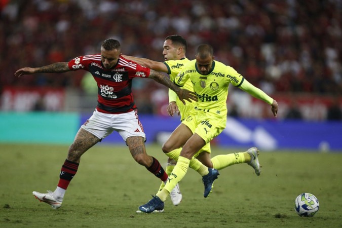  RIO DE JANEIRO, BRAZIL - NOVEMBER 8: Everton Cebolinha of Flamengo fights for the ball with Mayke of Palmeiras during the match between Flamengo and Palmeiras as part of Brasileirao 2023 at Maracana Stadium on November 8, 2023 in Rio de Janeiro, Brazil. (Photo by Wagner Meier/Getty Images)
     -  (crédito:  Getty Images)