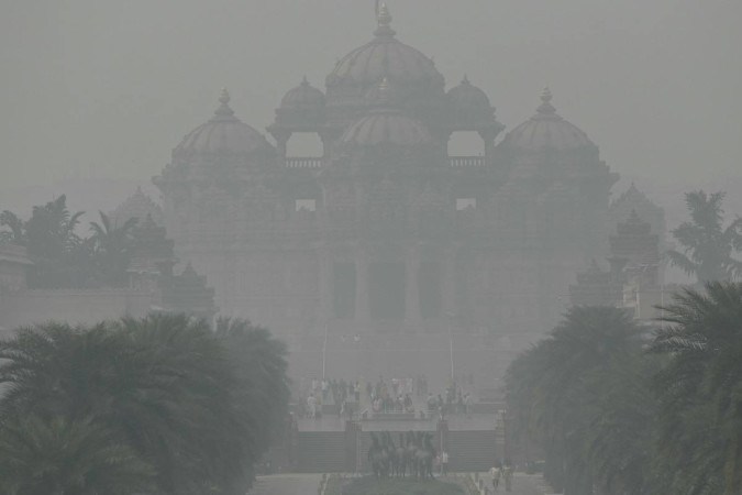 De 2000 a 2019, os anos estudados, cerca de 450 mil mortes anuais causadas por problemas cardíacos estão vinculadas à poluição atmosférica por incêndios, segundo os pesquisadores

 -  (crédito: ARUN SANKAR / AFP)