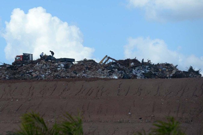  08/11/2023. Crédito: Minervino Júnior/CB/D.A Press. Brasil.  Brasilia - DF. Aterro Sanitário na Estrutural antigo Lixão que agora serve de descarte para entulho de obras.