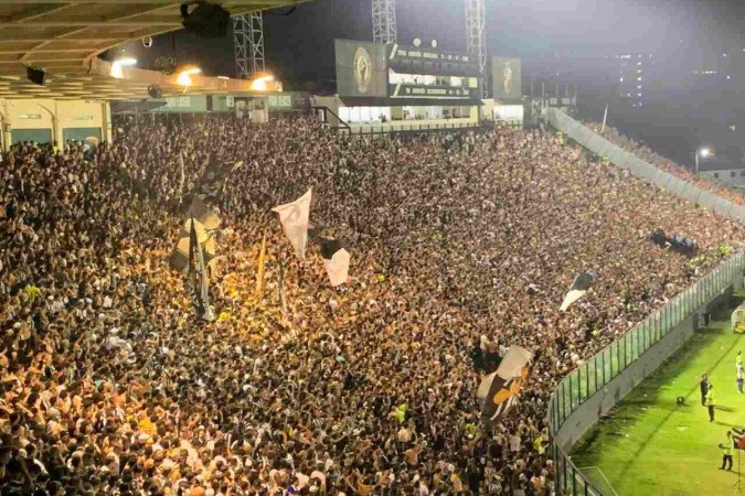 Torcedores do Botafogo se envolvem em confusão em São Januário após derrota para o Grêmio -  (crédito: Jogada10)