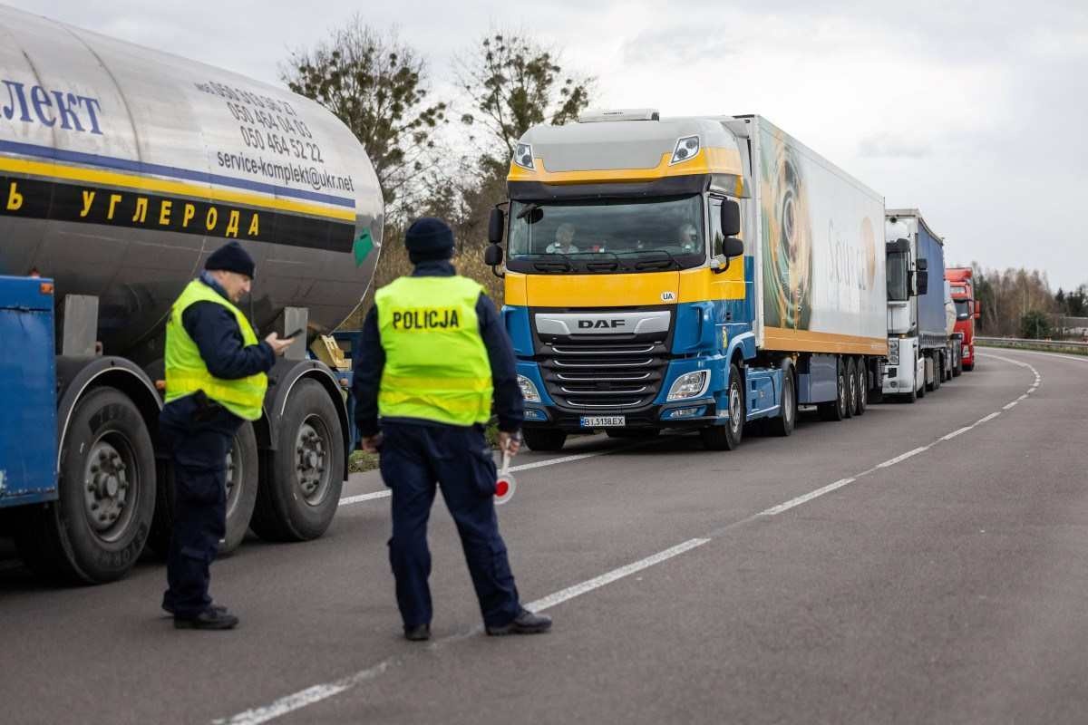 Empresas de transporte bloqueiam o acesso à passagem da fronteira polaco-ucraniana  