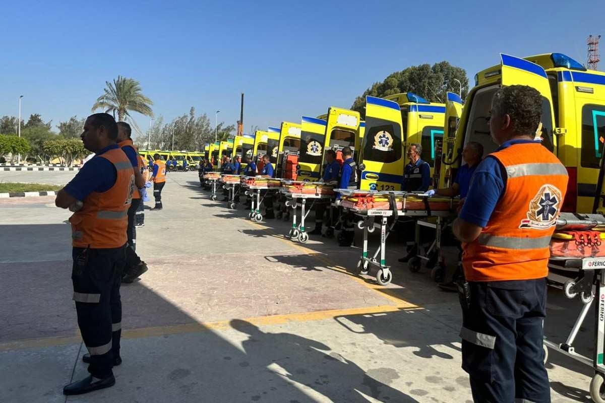 Dezenas de ambulâncias aguardam a entrada de estrangeiras na fronteira entre Egito e Gaza. Governo receberá brasileiros e cidadãos de outras nacionalidades e oferecerá atendimento médico antes de seguirem para repatriação