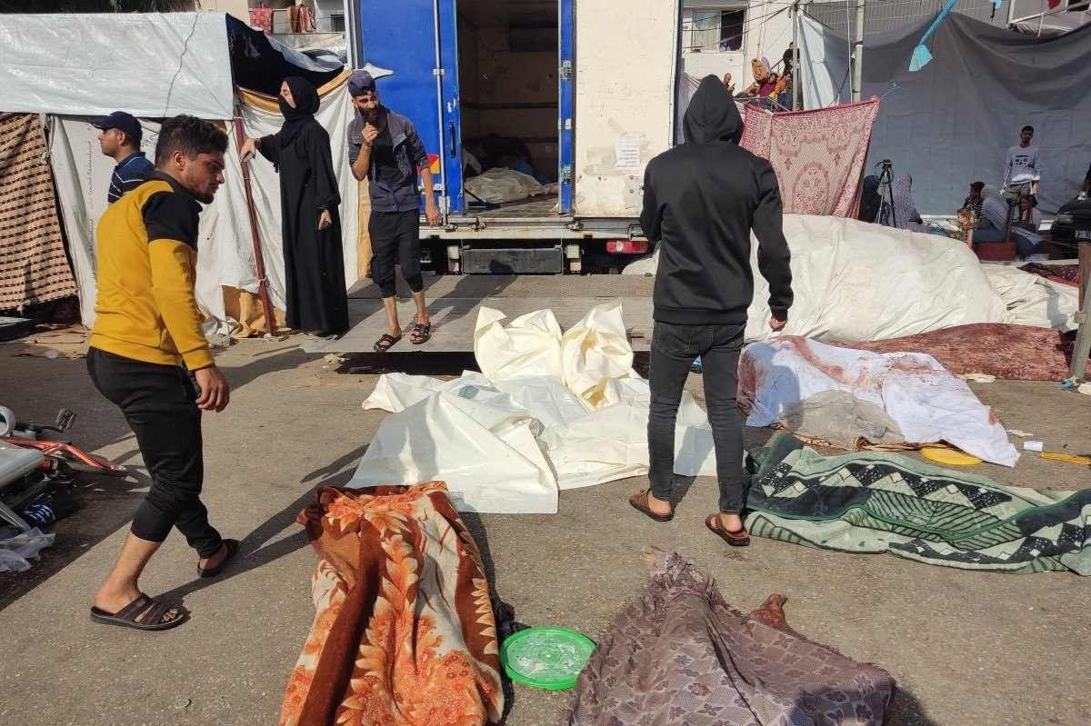 Palestinos checam os corpos de v&iacute;timas de bombardeio israelense pr&oacute;ximo ao Hosp&iacute;tal Al-Shifa, no centro da Cidade de Gaza 