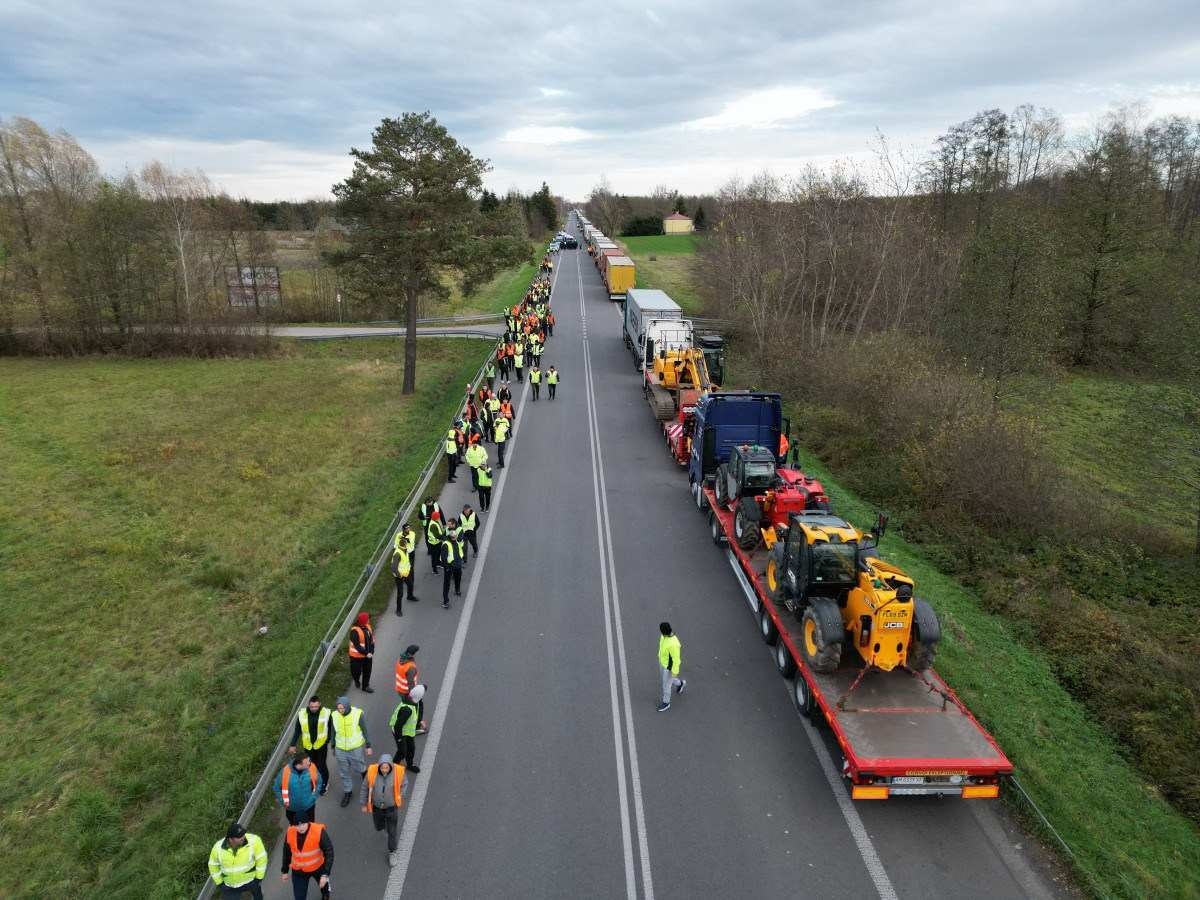 Empresas de transporte bloqueiam o acesso à passagem da fronteira polaco-ucraniana        