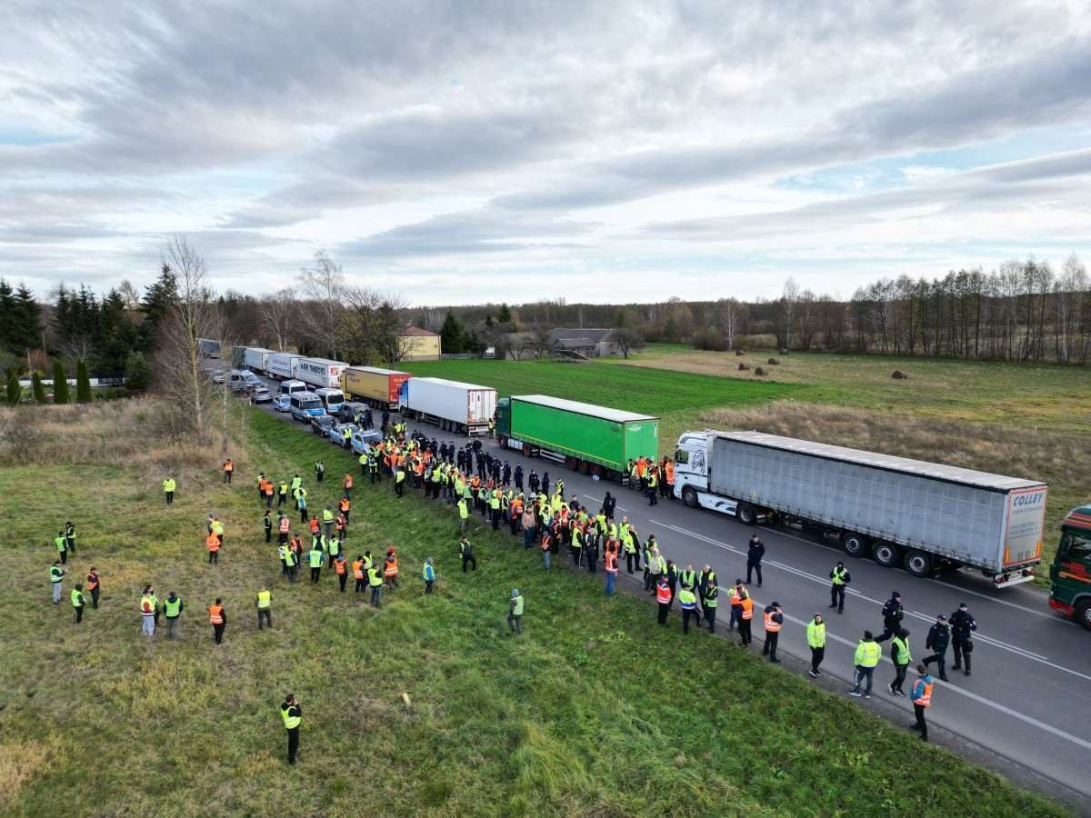 Empresas de transporte bloqueiam o acesso à passagem da fronteira polaco-ucraniana        