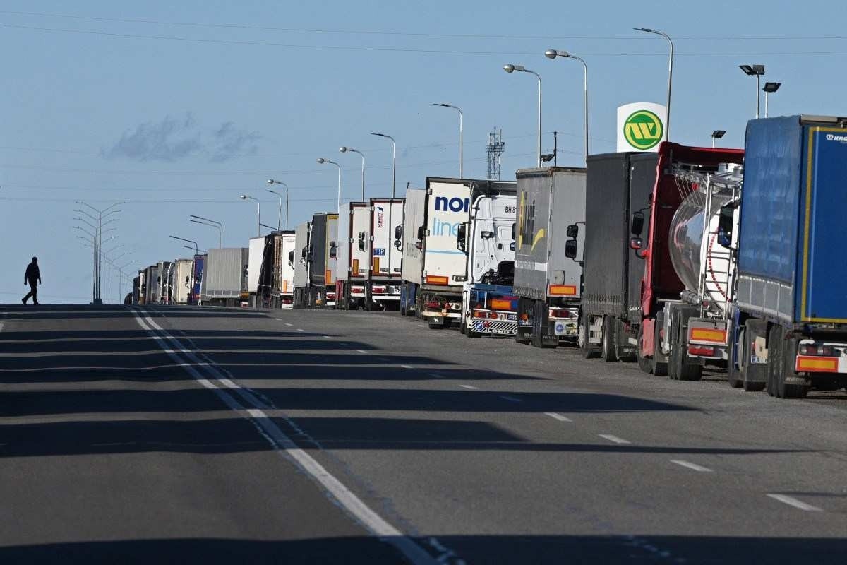 Mais de 20 mil caminhões estão parados na fronteira entre Polônia e Ucrânia