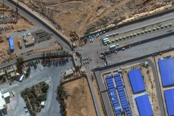 Imagem de satélite, cortesia da Maxar Technologies, mostra uma visão geral da passagem da fronteira de Rafah entre o Egito e a Faixa de Gaza. Brasileiros e outros estrangeiros aguardam abertura da fronteira para deixarem Gaza -  (crédito: AFP PHOTO / Satellite image ©2023 Maxar Technologies)