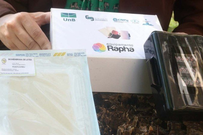 O Kit Rapha: composto pelo LED, as lâminas de látex, gases e soro - (crédito: Fotos: Ed Alves/CB/D.A Press) O Kit Rapha: composto pelo LED, as lâminas de látex, gases e soro - (crédito: Fotos: Ed Alves/CB/D.A Press)