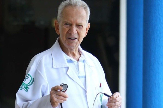 Aos 90 anos, Valdomiro de Sousa cursa o oitavo período de medicina. A faculdade decidiu homenagear seu esforço em cerimônia de láurea acadêmica - (crédito: Fábio Lima/O Popular) Aos 90 anos, Valdomiro de Sousa cursa o oitavo período de medicina. A faculdade decidiu homenagear seu esforço em cerimônia de láurea acadêmica - (crédito: Fábio Lima/O Popular)