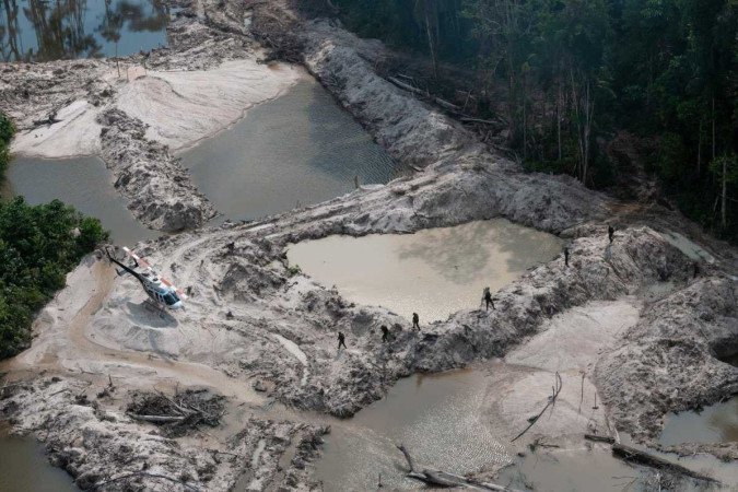 Prospecção pirata deixa um rastro de destruição e não somente da terra que é lavrada, mas, sobretudo, dos rios contaminados pelo mercúrio - (crédito: Felipe Werneck/Ibama) Prospecção pirata deixa um rastro de destruição e não somente da terra que é lavrada, mas, sobretudo, dos rios contaminados pelo mercúrio - (crédito: Felipe Werneck/Ibama)