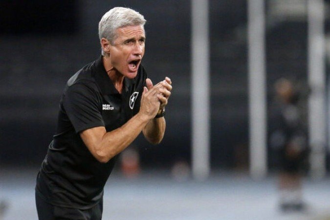 A atitude de Luis Castro não caiu bem dentro do clube e entre os torcedores. Muitos viam a saída dele como traição, visto que o Botafogo vivia uma fase perfeita. Foto: Vitor Silva/Botafogo