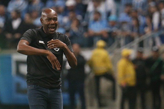 Antes de Bruno Lage, Cláudio Caçapa comandou o Botafogo de forma interina após a saída de Luis Castro. Foto: Vitor Silva/Botafogo