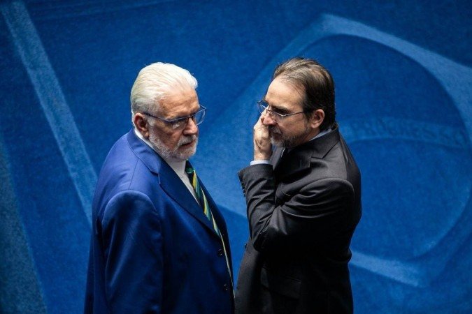 Líder do governo no Senado, Jaques Wagner (PT-BA) e Appy conversam na sessão da votação da PEC. Secretário crê que alíquota será menor que 27% - (crédito: Washington Costa/MF) Líder do governo no Senado, Jaques Wagner (PT-BA) e Appy conversam na sessão da votação da PEC. Secretário crê que alíquota será menor que 27% - (crédito: Washington Costa/MF)