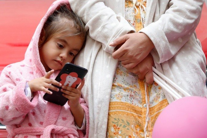 Atualmente, veículos de comunicação dão grande destaque a duas guerras em curso e isso pode causar traumas em crianças, dependendo da maneira como elas absorvem essas informações - (crédito: EPA) Atualmente, veículos de comunicação dão grande destaque a duas guerras em curso e isso pode causar traumas em crianças, dependendo da maneira como elas absorvem essas informações - (crédito: EPA)