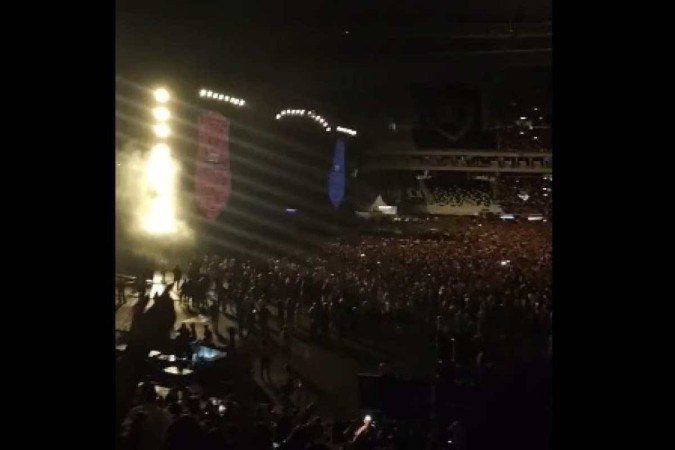 A queda de energia no palco teria sido um problema técnico da produção do show - (crédito: Reprodução/X @thayoliveira) A queda de energia no palco teria sido um problema técnico da produção do show - (crédito: Reprodução/X @thayoliveira)