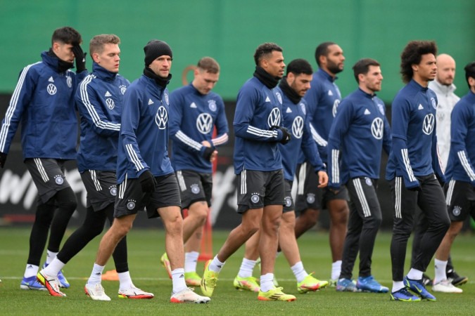  WOLFSBURG, GERMANY - NOVEMBER 13: The players of Germany warm up during a training session of the German national football team on November 13, 2021 in Wolfsburg, Germany. (Photo by Stuart Franklin/Getty Images)
      Caption  -  (crédito:  Getty Images)