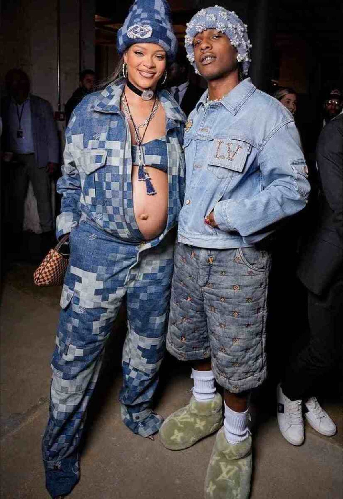 Rapper A$AP Rocky usando o jorts da Louis Vuitton, acompanhando da esposa, Rihanna