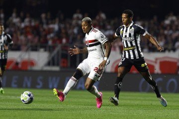Na 15ª posição, os são-paulinos somam 12 pontos. Com uma partida a menos, a equipe da Vila Belmiro aparece uma colocação abaixo na tabela (16º) tem a mesma pontuação do Vitória, primeiro time na região da degola com 11 pontos -  (crédito:  RUBENS CHIRI/Perspectiva)