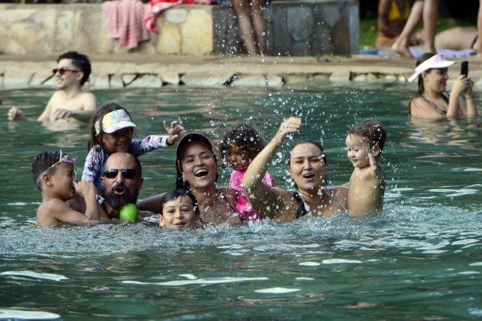 Famílias se reuniram em parques, em especial na Água Mineral, para enfrentar o calor
- (crédito: Marcelo Ferreira/CB/D.A Press) Famílias se reuniram em parques, em especial na Água Mineral, para enfrentar o calor
- (crédito: Marcelo Ferreira/CB/D.A Press)