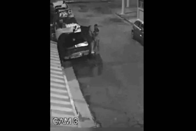 Nas imagens, é possível observar um homem levando uma mulher até um carro
- (crédito: Reprodução/Internet) Nas imagens, é possível observar um homem levando uma mulher até um carro
- (crédito: Reprodução/Internet)