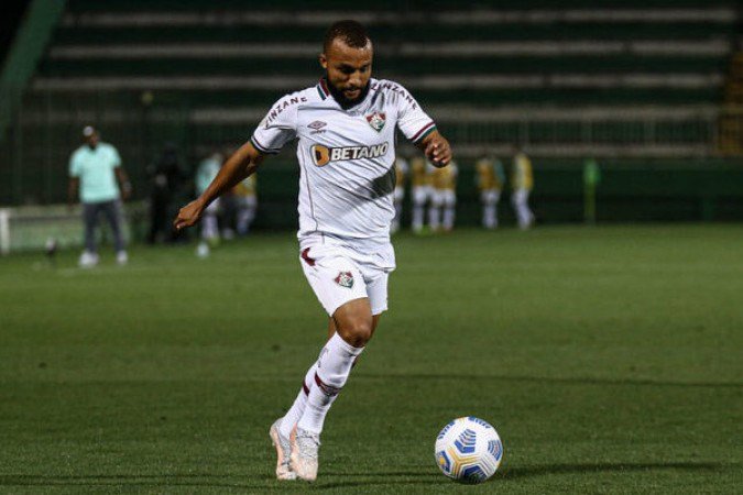 SAMUEL XAVIER - Com Cebolinha e Filipe Luís atuando pelo seu setor, ficou preso na marcação. Foi pouco ao ataque.  NOTA 6,0 - Foto: Lucas Merçon/Fluminense