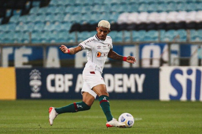 JOHN KENNEDY - Isolado e sem os companheiros para lançarem a bola para ele, foi peça nula no primeiro tempo. Melhorou na etapa final, mas perdeu o gol mais feito do jogo. NOTA 5,0- Foto: Mailson Santana/Fluminense