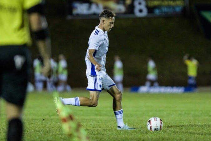 IAN - Confundiu raça com precisão. Meio afobado, cruzou mal quando foi ao ataque e não teve o tempo de bola correto nas tentativas de desarme - NOTA: 4,5 - Foto: Gustavo Aleixo/Cruzeiro 