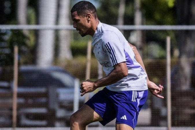 NERIS - Proporcionou o momento mais bizarro da partida ao se enroscar com o companheiro de zaga e dar condições a Slimani finalizar. Antes de ajudar o rival, o ataque Coxa pariu uma montanha para chegar ao gol graças ao desempenho de seu xerife na marcação - NOTA: 2,5 - Foto/Divulgação/Cruzeiro