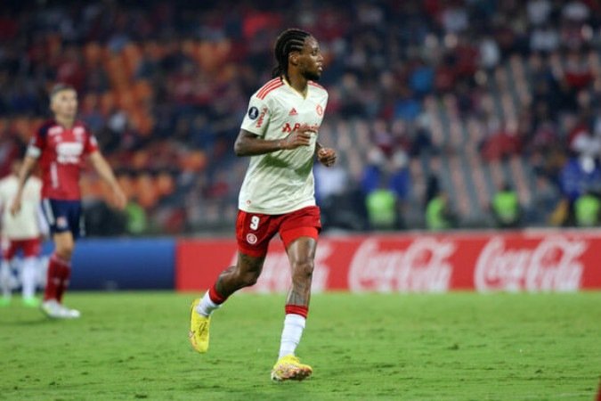 LUIZ ADRIANO - Inofensivo para a defesa alviverde. Mero figurante em campo. Não parecia disposto a nada - NOTA: 3,0 - Foto: Ricardo Duarte/Internacional