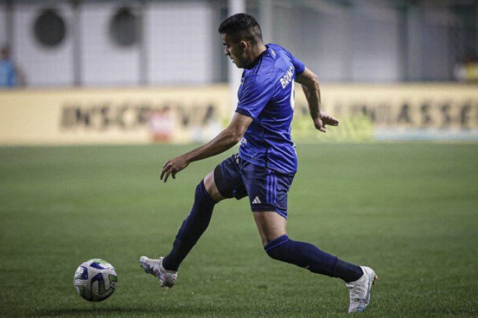 RODRIGUES - Não conseguiu ser ágil no um contra um. Tentou tabelar com os outros atacantes, mas não encontrou espaço. Depois, mudou de posição com Gomes, atuando como referência de área. Continuou levando pouco perigo. Quando balançou redes, estava um pouco adiantado, portanto, teve um gol corretamente anulado - NOTA: 5,5 - Foto: Staff Images/Cruzeiro